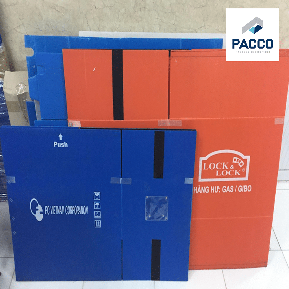 Các tấm nhựa PP đã được in tên thương hiệu trước khi được tạo hình thành thùng nhựa