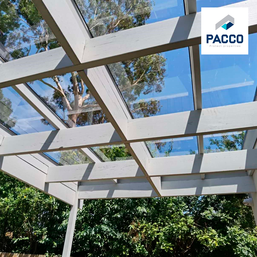 Tấm nhựa poly và kính cường lực là hai sự lựa chọn phổ biến trong xây dựng hoặc thiết kế công trình