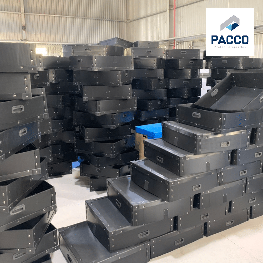 Các thùng nhựa có thể xếp chồng lên nhau, giúp tiết kiệm không gian